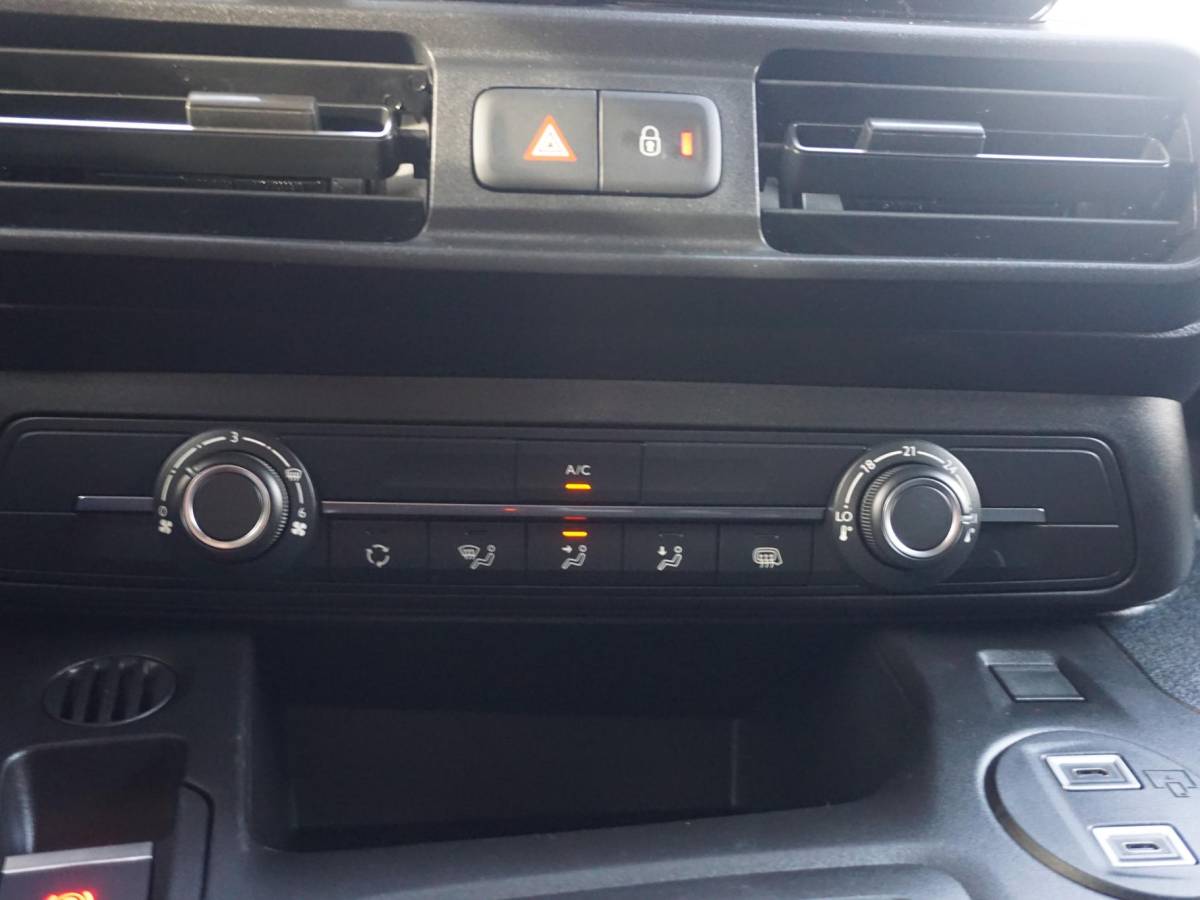 Peugeot e-Partner Peugeot e-Partner L2 50 kWh | tot 8 jaar garantie | camera | Apple Carplay | laadruimtebetimmering | ECO LED koplampen | Comfort stoel | rijklaarprijs