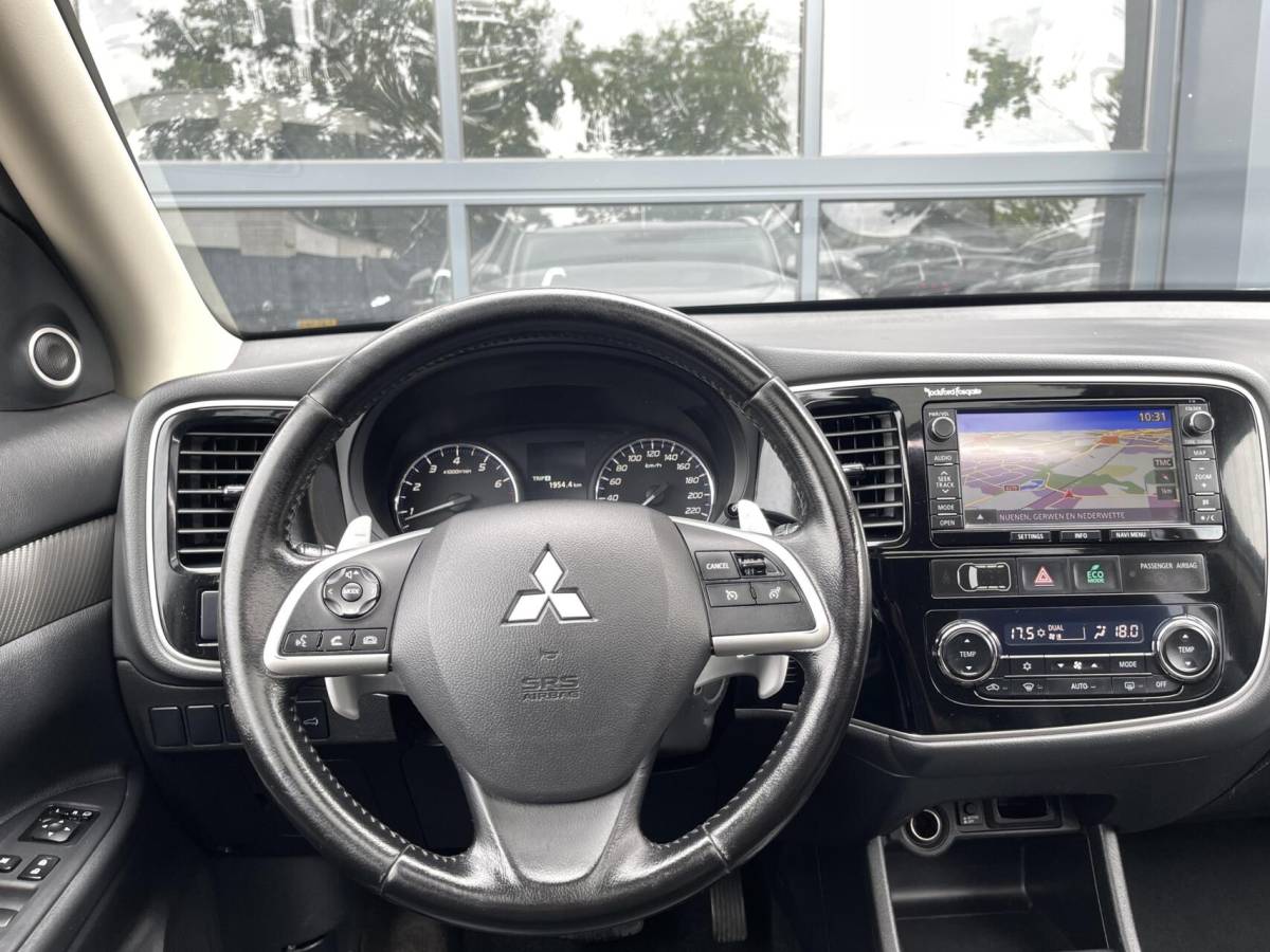 Mitsubishi Outlander Mitsubishi Outlander 2.0 Instyle AUT. 7-PEROONS|LEER|TREKHAAK|CAMERA|SCHUIFDAK|STOELVERWARMING|ROCKFORD FOSGATE
