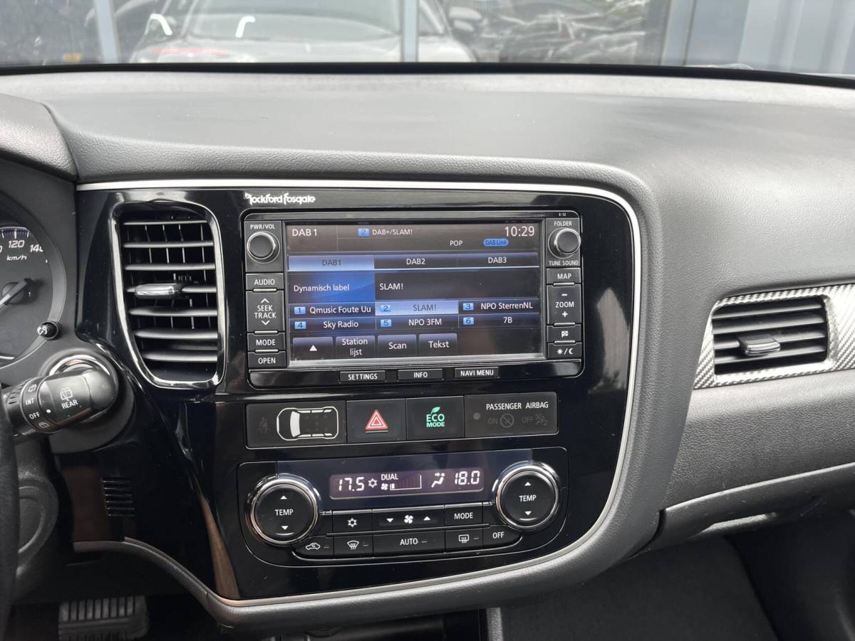 Mitsubishi Outlander Mitsubishi Outlander 2.0 Instyle AUT. 7-PEROONS|LEER|TREKHAAK|CAMERA|SCHUIFDAK|STOELVERWARMING|ROCKFORD FOSGATE