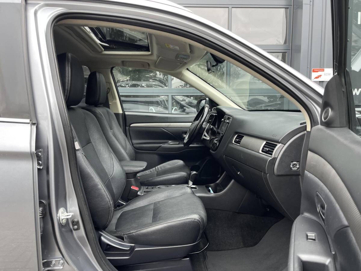 Mitsubishi Outlander Mitsubishi Outlander 2.0 Instyle AUT. 7-PEROONS|LEER|TREKHAAK|CAMERA|SCHUIFDAK|STOELVERWARMING|ROCKFORD FOSGATE