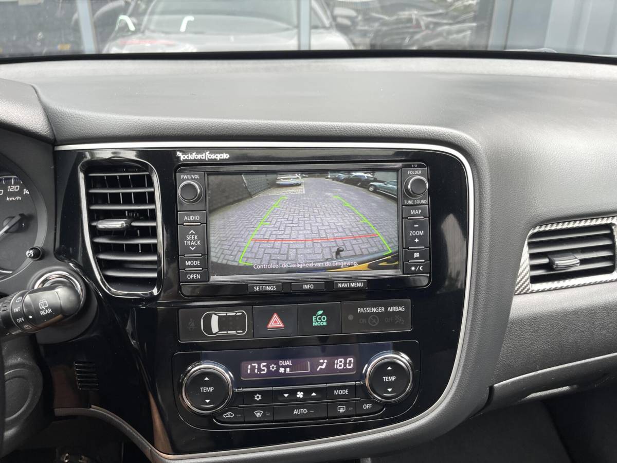 Mitsubishi Outlander Mitsubishi Outlander 2.0 Instyle AUT. 7-PEROONS|LEER|TREKHAAK|CAMERA|SCHUIFDAK|STOELVERWARMING|ROCKFORD FOSGATE