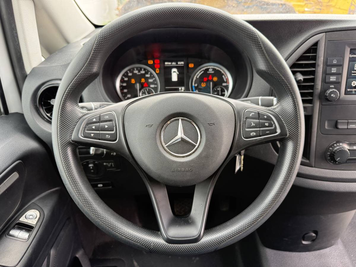 Mercedes-Benz eVito Mercedes-Benz eVito 112 66 kWh 280km WLTP 97% (SOH) Snelladen L2H1 Climate Control Cruise Control Carplay Camera Stoelverwarming