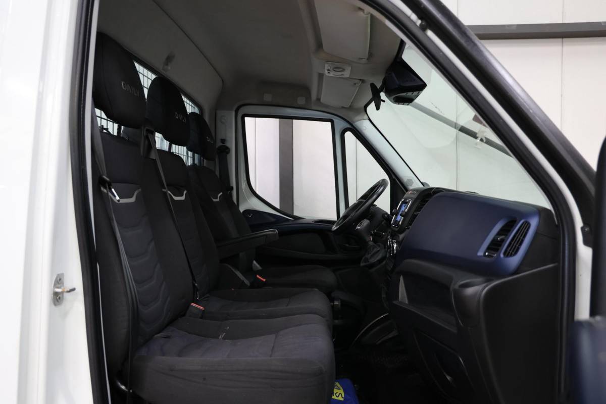 Iveco Daily Iveco Daily 35C18H 3.0 AUTOMAAT TREKHAAK OPEN LAADBAK