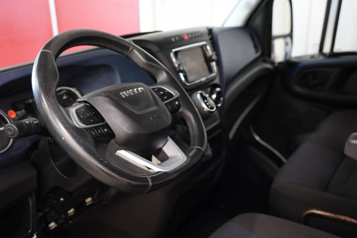 Iveco Daily Iveco Daily 35C18H 3.0 AUTOMAAT TREKHAAK OPEN LAADBAK