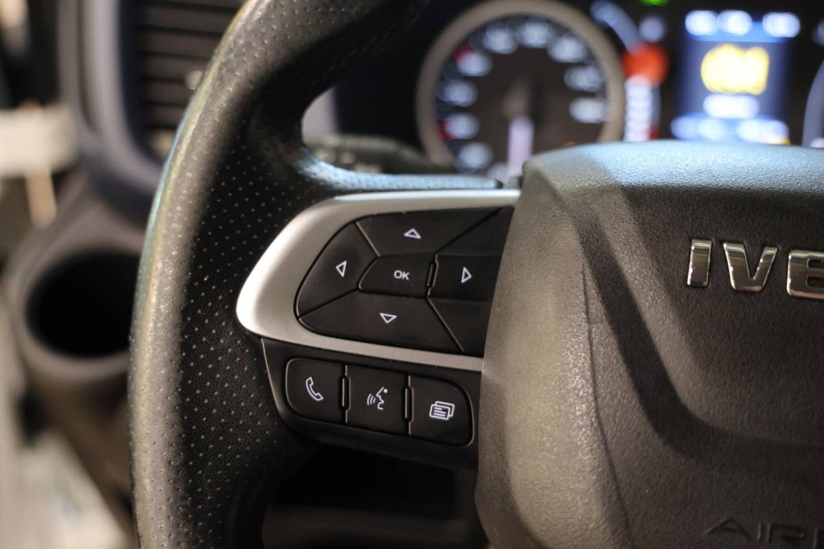 Iveco Daily Iveco Daily 35C18H 3.0 AUTOMAAT TREKHAAK OPEN LAADBAK