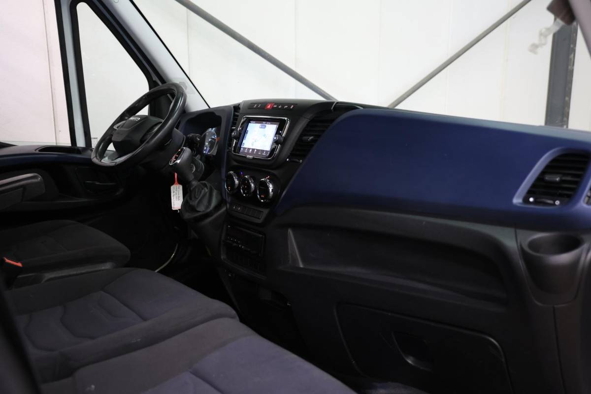 Iveco Daily Iveco Daily 35C18H 3.0 AUTOMAAT TREKHAAK OPEN LAADBAK