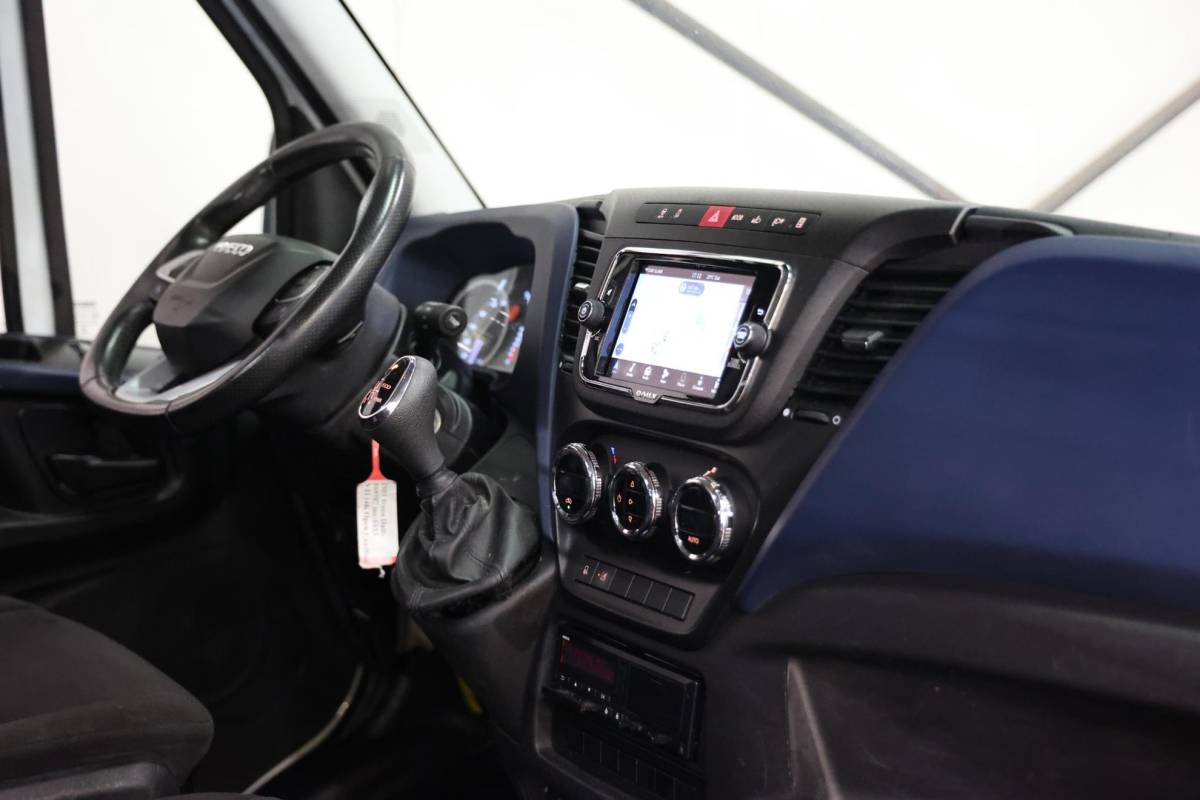 Iveco Daily Iveco Daily 35C18H 3.0 AUTOMAAT TREKHAAK OPEN LAADBAK