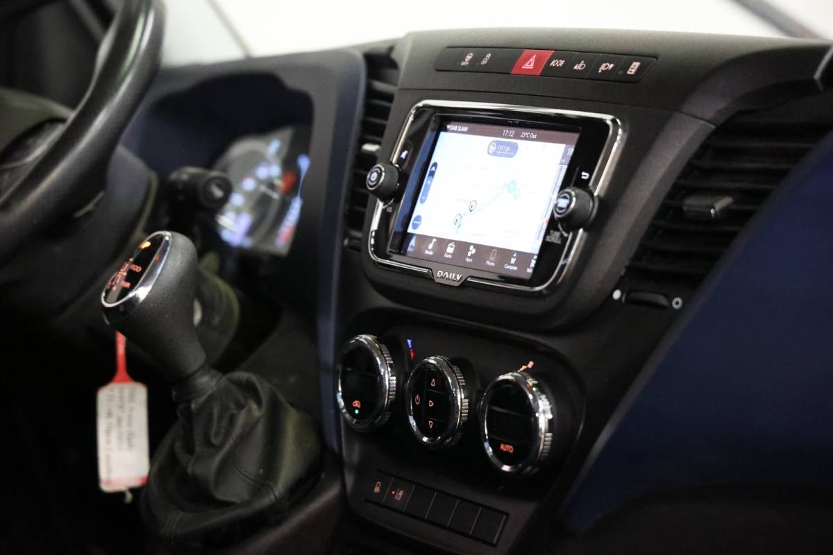 Iveco Daily Iveco Daily 35C18H 3.0 AUTOMAAT TREKHAAK OPEN LAADBAK