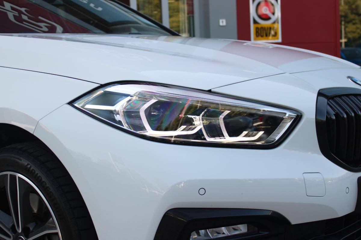 BMW 1 Serie BMW 1-serie 116i AUTOMAAT HIGH EXECUTIVE | DRAADLOZE APPLE CARPLAY/ANDROID AUTO | NAVIGATIE | PARKEERSENSOREN VOOR + ACHTER | SHADOW LINE | STOEL VERWARMING | CRUISE CONTROL | DAB+ RADIO | 17″ LICHTMETALEN VELGEN | DRAADLOZE TELEFOONLADER |