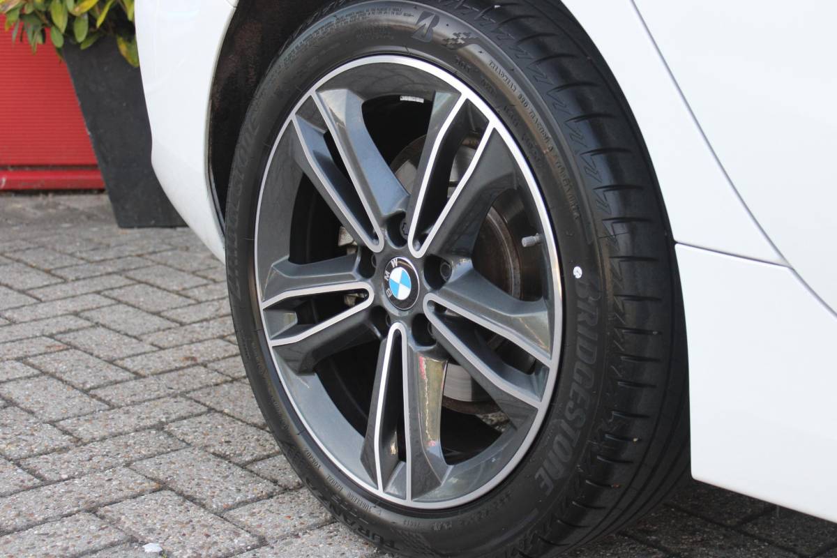 BMW 1 Serie BMW 1-serie 116i AUTOMAAT HIGH EXECUTIVE | DRAADLOZE APPLE CARPLAY/ANDROID AUTO | NAVIGATIE | PARKEERSENSOREN VOOR + ACHTER | SHADOW LINE | STOEL VERWARMING | CRUISE CONTROL | DAB+ RADIO | 17″ LICHTMETALEN VELGEN | DRAADLOZE TELEFOONLADER |