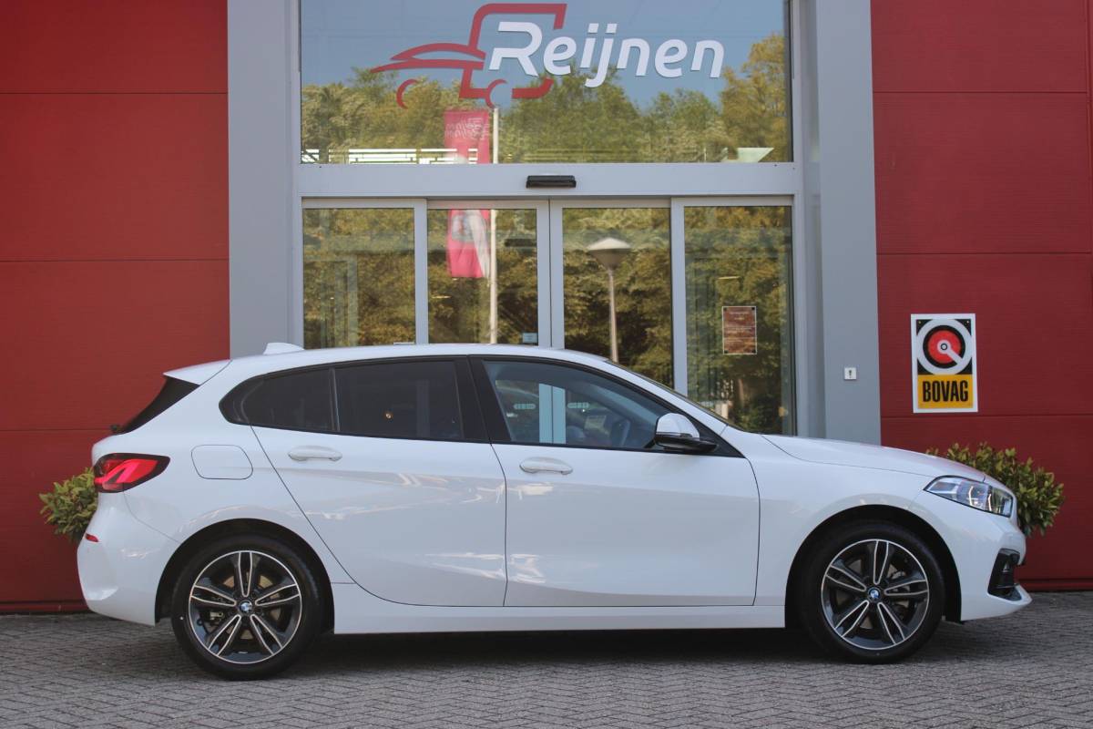 BMW 1 Serie BMW 1-serie 116i AUTOMAAT HIGH EXECUTIVE | DRAADLOZE APPLE CARPLAY/ANDROID AUTO | NAVIGATIE | PARKEERSENSOREN VOOR + ACHTER | SHADOW LINE | STOEL VERWARMING | CRUISE CONTROL | DAB+ RADIO | 17″ LICHTMETALEN VELGEN | DRAADLOZE TELEFOONLADER |