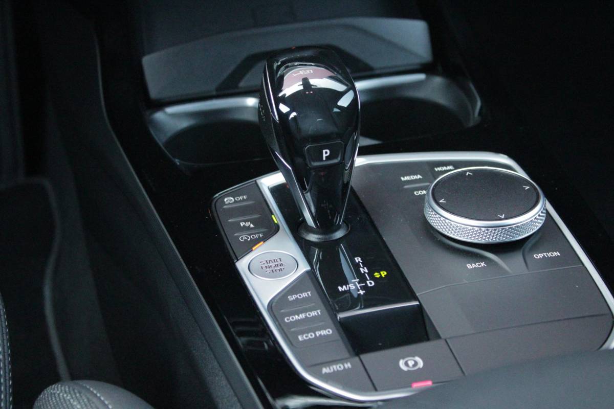BMW 1 Serie BMW 1-serie 116i AUTOMAAT HIGH EXECUTIVE | DRAADLOZE APPLE CARPLAY/ANDROID AUTO | NAVIGATIE | PARKEERSENSOREN VOOR + ACHTER | SHADOW LINE | STOEL VERWARMING | CRUISE CONTROL | DAB+ RADIO | 17″ LICHTMETALEN VELGEN | DRAADLOZE TELEFOONLADER |