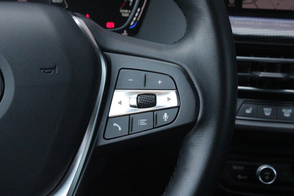 BMW 1 Serie BMW 1-serie 116i AUTOMAAT HIGH EXECUTIVE | DRAADLOZE APPLE CARPLAY/ANDROID AUTO | NAVIGATIE | PARKEERSENSOREN VOOR + ACHTER | SHADOW LINE | STOEL VERWARMING | CRUISE CONTROL | DAB+ RADIO | 17″ LICHTMETALEN VELGEN | DRAADLOZE TELEFOONLADER |