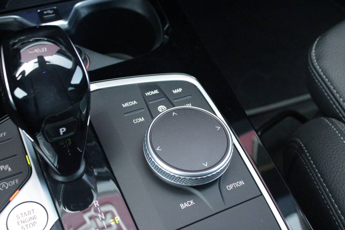 BMW 1 Serie BMW 1-serie 116i AUTOMAAT HIGH EXECUTIVE | DRAADLOZE APPLE CARPLAY/ANDROID AUTO | NAVIGATIE | PARKEERSENSOREN VOOR + ACHTER | SHADOW LINE | STOEL VERWARMING | CRUISE CONTROL | DAB+ RADIO | 17″ LICHTMETALEN VELGEN | DRAADLOZE TELEFOONLADER |