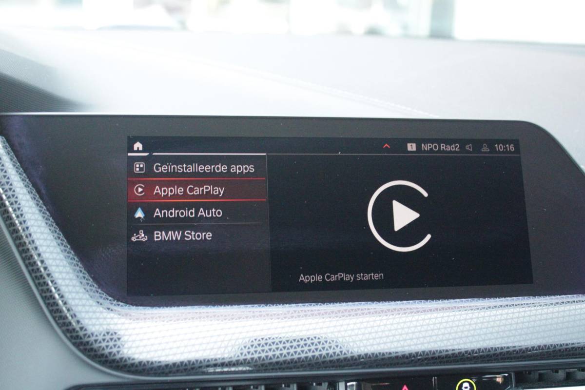 BMW 1 Serie BMW 1-serie 116i AUTOMAAT HIGH EXECUTIVE | DRAADLOZE APPLE CARPLAY/ANDROID AUTO | NAVIGATIE | PARKEERSENSOREN VOOR + ACHTER | SHADOW LINE | STOEL VERWARMING | CRUISE CONTROL | DAB+ RADIO | 17″ LICHTMETALEN VELGEN | DRAADLOZE TELEFOONLADER |