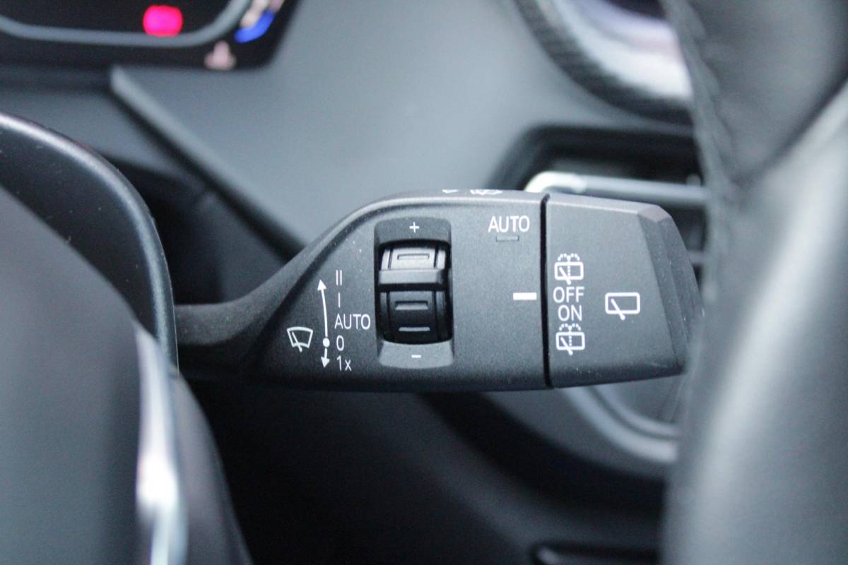 BMW 1 Serie BMW 1-serie 116i AUTOMAAT HIGH EXECUTIVE | DRAADLOZE APPLE CARPLAY/ANDROID AUTO | NAVIGATIE | PARKEERSENSOREN VOOR + ACHTER | SHADOW LINE | STOEL VERWARMING | CRUISE CONTROL | DAB+ RADIO | 17″ LICHTMETALEN VELGEN | DRAADLOZE TELEFOONLADER |