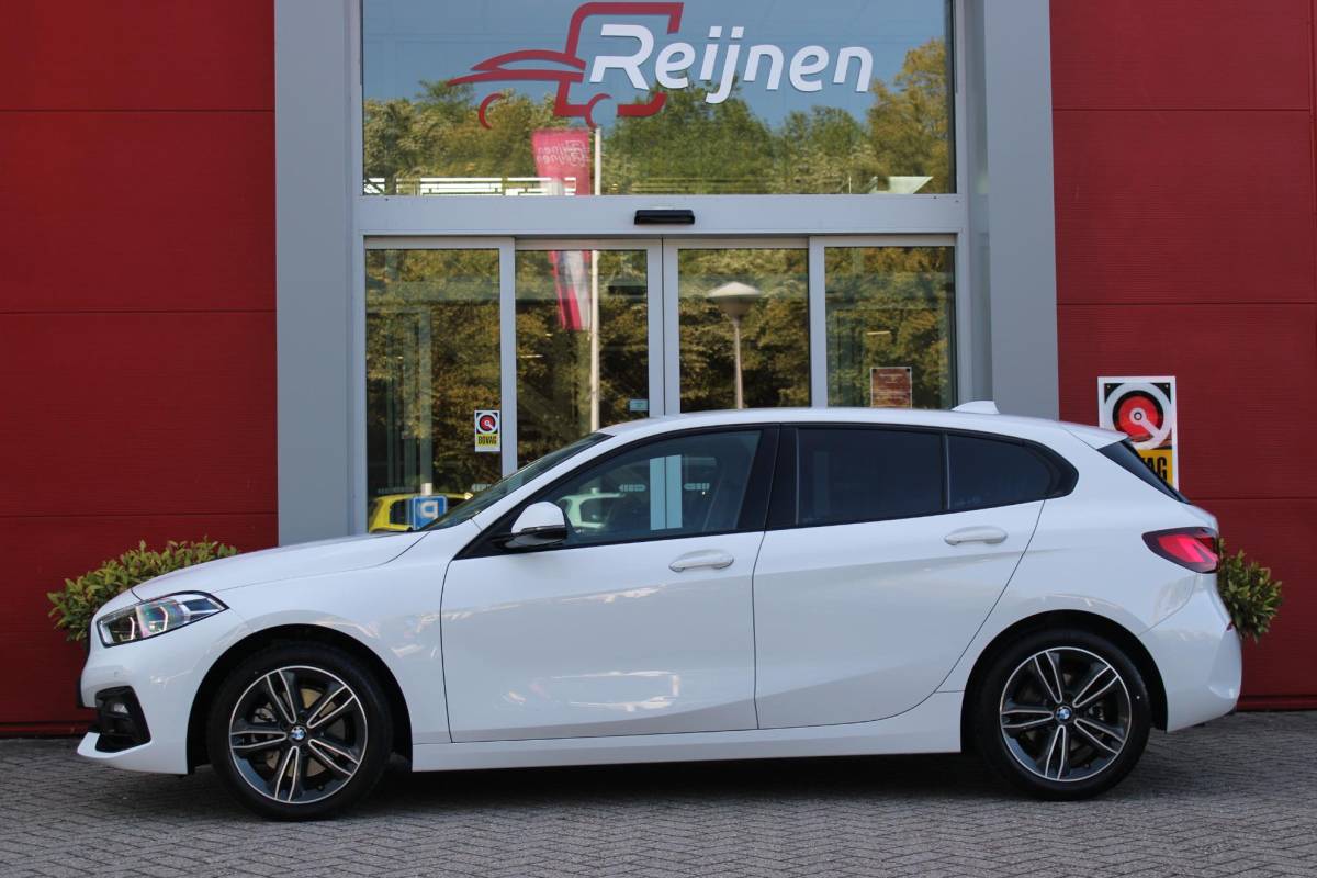 BMW 1 Serie BMW 1-serie 116i AUTOMAAT HIGH EXECUTIVE | DRAADLOZE APPLE CARPLAY/ANDROID AUTO | NAVIGATIE | PARKEERSENSOREN VOOR + ACHTER | SHADOW LINE | STOEL VERWARMING | CRUISE CONTROL | DAB+ RADIO | 17″ LICHTMETALEN VELGEN | DRAADLOZE TELEFOONLADER |