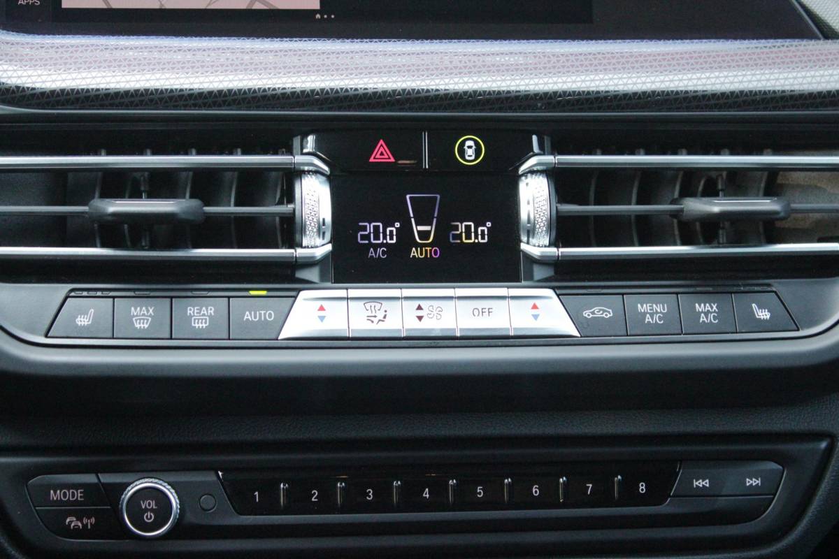 BMW 1 Serie BMW 1-serie 116i AUTOMAAT HIGH EXECUTIVE | DRAADLOZE APPLE CARPLAY/ANDROID AUTO | NAVIGATIE | PARKEERSENSOREN VOOR + ACHTER | SHADOW LINE | STOEL VERWARMING | CRUISE CONTROL | DAB+ RADIO | 17″ LICHTMETALEN VELGEN | DRAADLOZE TELEFOONLADER |