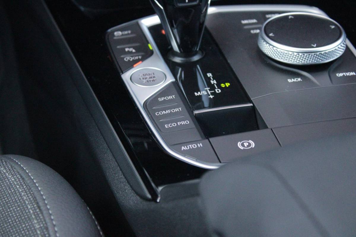 BMW 1 Serie BMW 1-serie 116i AUTOMAAT HIGH EXECUTIVE | DRAADLOZE APPLE CARPLAY/ANDROID AUTO | NAVIGATIE | PARKEERSENSOREN VOOR + ACHTER | SHADOW LINE | STOEL VERWARMING | CRUISE CONTROL | DAB+ RADIO | 17″ LICHTMETALEN VELGEN | DRAADLOZE TELEFOONLADER |