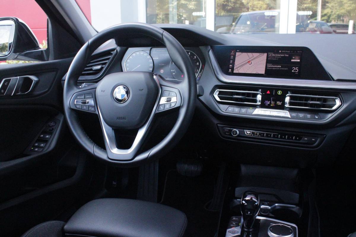 BMW 1 Serie BMW 1-serie 116i AUTOMAAT HIGH EXECUTIVE | DRAADLOZE APPLE CARPLAY/ANDROID AUTO | NAVIGATIE | PARKEERSENSOREN VOOR + ACHTER | SHADOW LINE | STOEL VERWARMING | CRUISE CONTROL | DAB+ RADIO | 17″ LICHTMETALEN VELGEN | DRAADLOZE TELEFOONLADER |