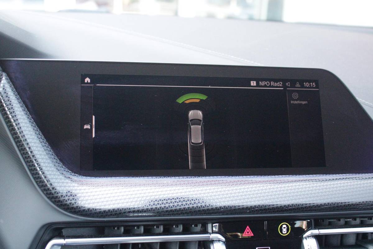 BMW 1 Serie BMW 1-serie 116i AUTOMAAT HIGH EXECUTIVE | DRAADLOZE APPLE CARPLAY/ANDROID AUTO | NAVIGATIE | PARKEERSENSOREN VOOR + ACHTER | SHADOW LINE | STOEL VERWARMING | CRUISE CONTROL | DAB+ RADIO | 17″ LICHTMETALEN VELGEN | DRAADLOZE TELEFOONLADER |