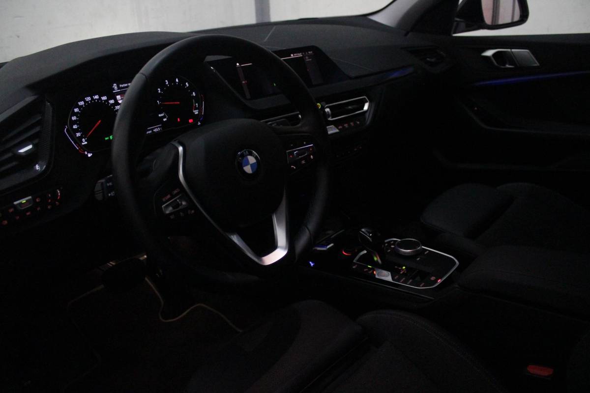 BMW 1 Serie BMW 1-serie 116i AUTOMAAT HIGH EXECUTIVE | DRAADLOZE APPLE CARPLAY/ANDROID AUTO | NAVIGATIE | PARKEERSENSOREN VOOR + ACHTER | SHADOW LINE | STOEL VERWARMING | CRUISE CONTROL | DAB+ RADIO | 17″ LICHTMETALEN VELGEN | DRAADLOZE TELEFOONLADER |