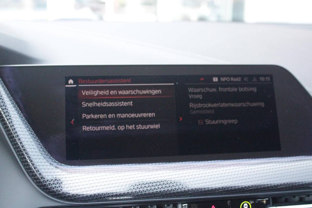 BMW 1 Serie BMW 1-serie 116i AUTOMAAT HIGH EXECUTIVE | DRAADLOZE APPLE CARPLAY/ANDROID AUTO | NAVIGATIE | PARKEERSENSOREN VOOR + ACHTER | SHADOW LINE | STOEL VERWARMING | CRUISE CONTROL | DAB+ RADIO | 17″ LICHTMETALEN VELGEN | DRAADLOZE TELEFOONLADER |