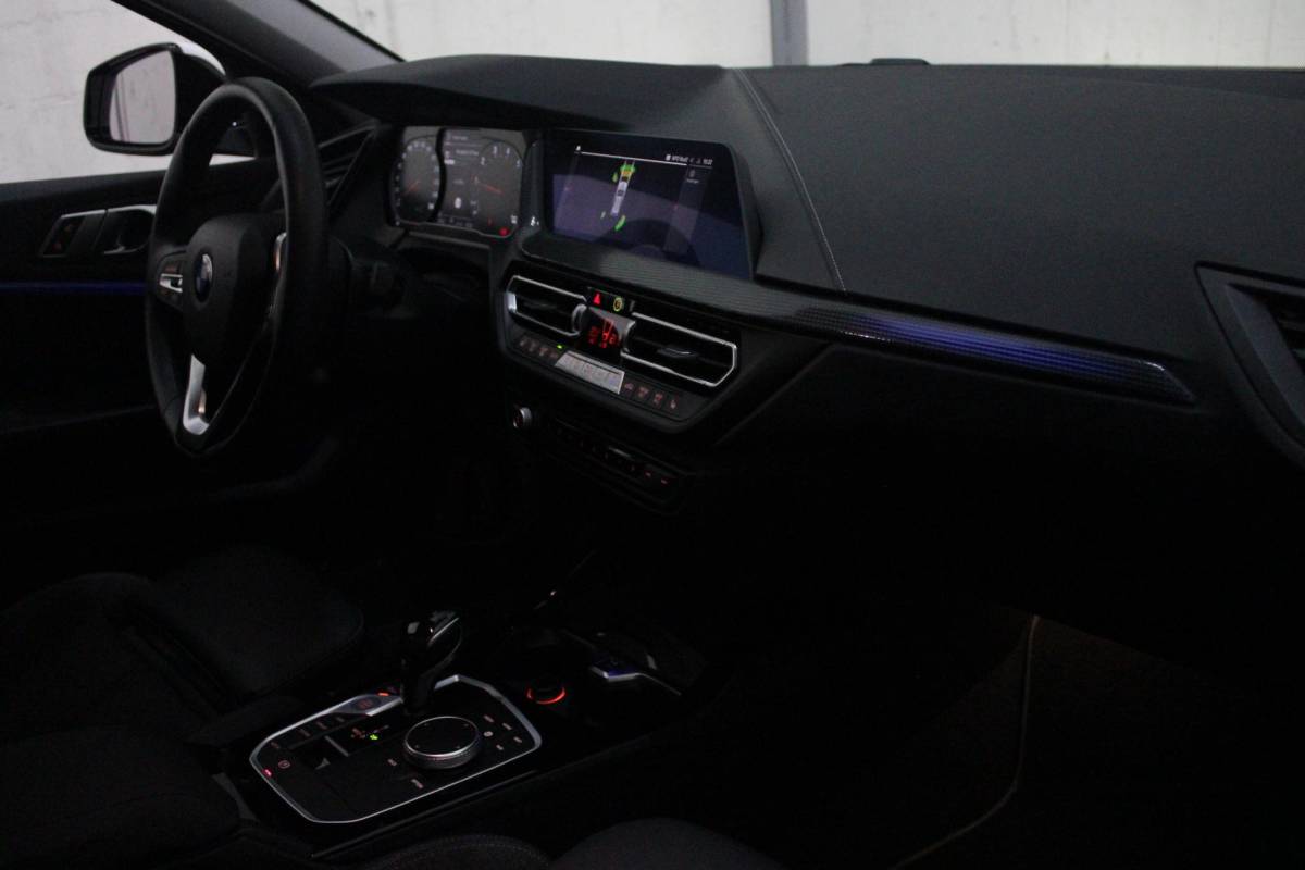 BMW 1 Serie BMW 1-serie 116i AUTOMAAT HIGH EXECUTIVE | DRAADLOZE APPLE CARPLAY/ANDROID AUTO | NAVIGATIE | PARKEERSENSOREN VOOR + ACHTER | SHADOW LINE | STOEL VERWARMING | CRUISE CONTROL | DAB+ RADIO | 17″ LICHTMETALEN VELGEN | DRAADLOZE TELEFOONLADER |