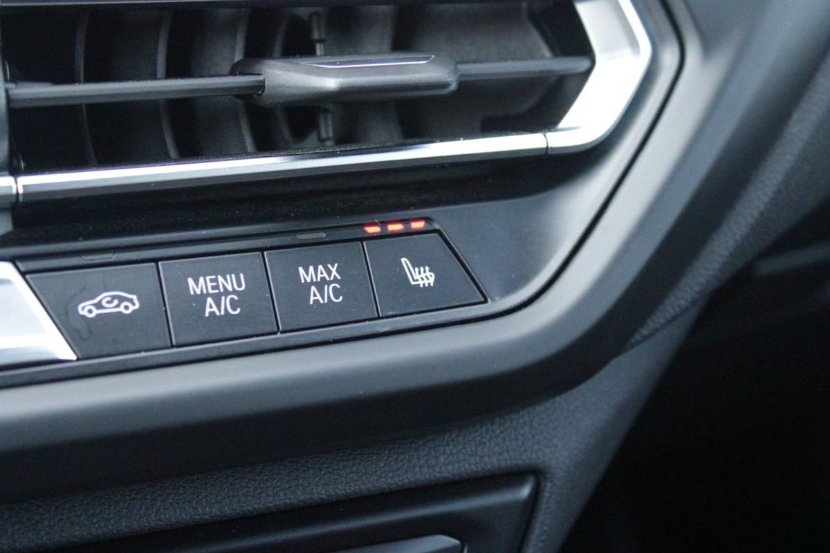 BMW 1 Serie BMW 1-serie 116i AUTOMAAT HIGH EXECUTIVE | DRAADLOZE APPLE CARPLAY/ANDROID AUTO | NAVIGATIE | PARKEERSENSOREN VOOR + ACHTER | SHADOW LINE | STOEL VERWARMING | CRUISE CONTROL | DAB+ RADIO | 17″ LICHTMETALEN VELGEN | DRAADLOZE TELEFOONLADER |
