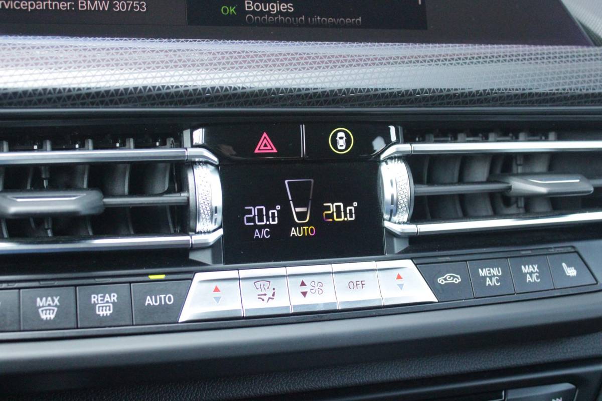 BMW 1 Serie BMW 1-serie 116i AUTOMAAT HIGH EXECUTIVE | DRAADLOZE APPLE CARPLAY/ANDROID AUTO | NAVIGATIE | PARKEERSENSOREN VOOR + ACHTER | SHADOW LINE | STOEL VERWARMING | CRUISE CONTROL | DAB+ RADIO | 17″ LICHTMETALEN VELGEN | DRAADLOZE TELEFOONLADER |