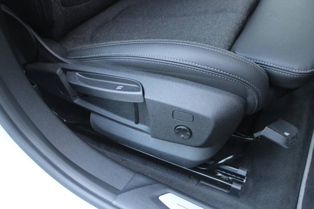 BMW 1 Serie BMW 1-serie 116i AUTOMAAT HIGH EXECUTIVE | DRAADLOZE APPLE CARPLAY/ANDROID AUTO | NAVIGATIE | PARKEERSENSOREN VOOR + ACHTER | SHADOW LINE | STOEL VERWARMING | CRUISE CONTROL | DAB+ RADIO | 17″ LICHTMETALEN VELGEN | DRAADLOZE TELEFOONLADER |
