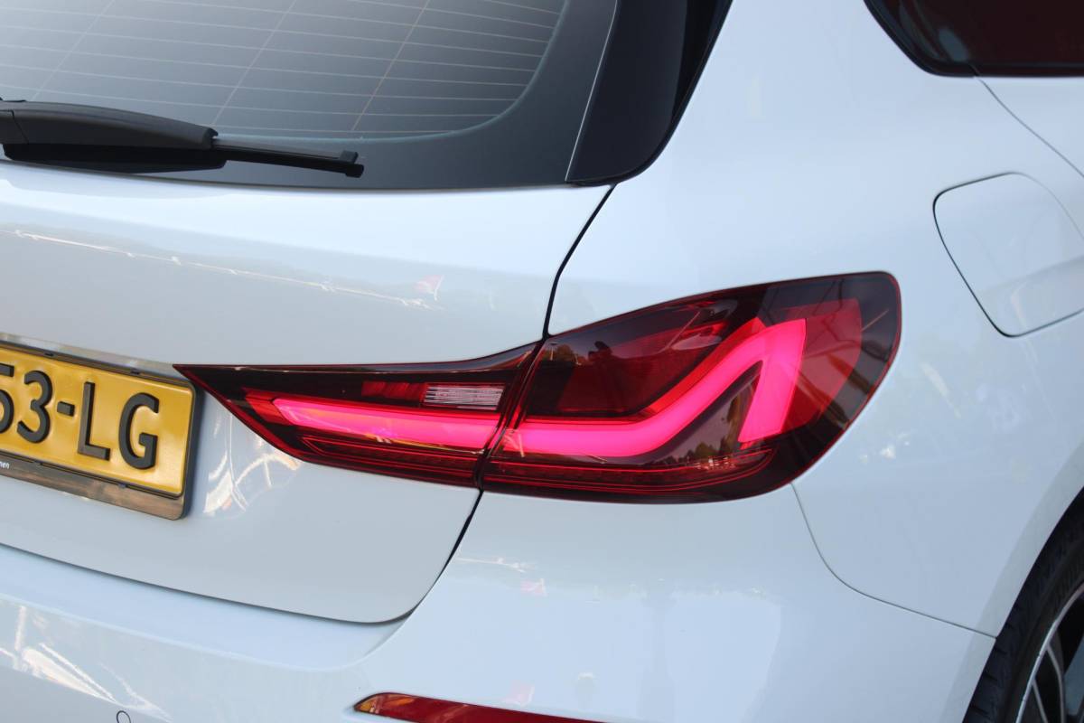 BMW 1 Serie BMW 1-serie 116i AUTOMAAT HIGH EXECUTIVE | DRAADLOZE APPLE CARPLAY/ANDROID AUTO | NAVIGATIE | PARKEERSENSOREN VOOR + ACHTER | SHADOW LINE | STOEL VERWARMING | CRUISE CONTROL | DAB+ RADIO | 17″ LICHTMETALEN VELGEN | DRAADLOZE TELEFOONLADER |
