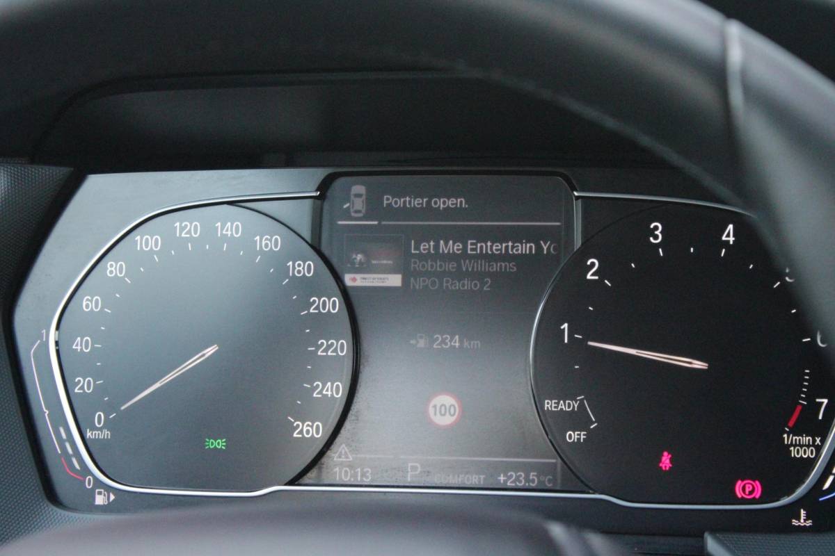 BMW 1 Serie BMW 1-serie 116i AUTOMAAT HIGH EXECUTIVE | DRAADLOZE APPLE CARPLAY/ANDROID AUTO | NAVIGATIE | PARKEERSENSOREN VOOR + ACHTER | SHADOW LINE | STOEL VERWARMING | CRUISE CONTROL | DAB+ RADIO | 17″ LICHTMETALEN VELGEN | DRAADLOZE TELEFOONLADER |