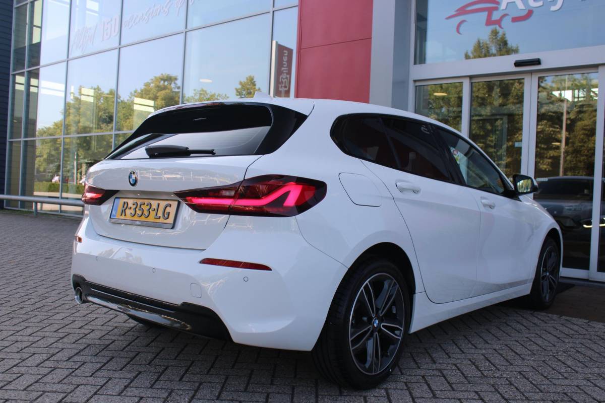 BMW 1 Serie BMW 1-serie 116i AUTOMAAT HIGH EXECUTIVE | DRAADLOZE APPLE CARPLAY/ANDROID AUTO | NAVIGATIE | PARKEERSENSOREN VOOR + ACHTER | SHADOW LINE | STOEL VERWARMING | CRUISE CONTROL | DAB+ RADIO | 17″ LICHTMETALEN VELGEN | DRAADLOZE TELEFOONLADER |