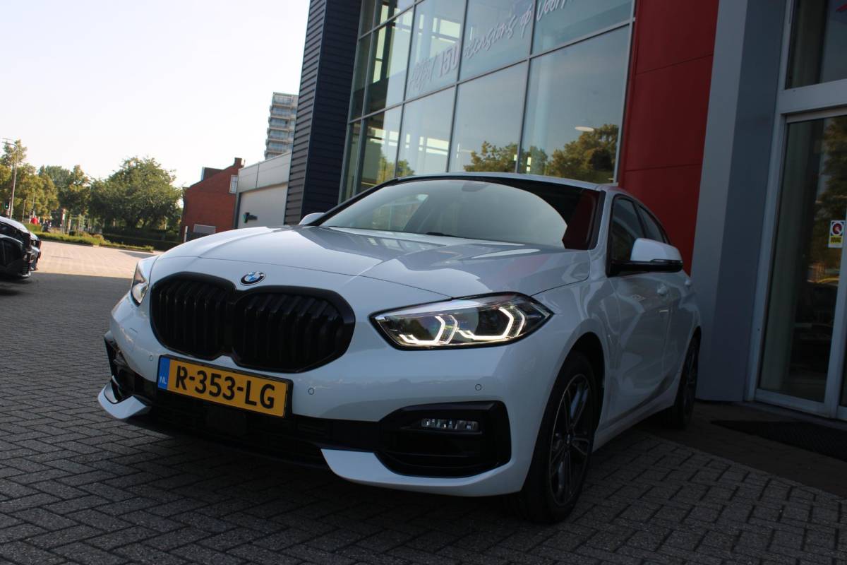 BMW 1 Serie BMW 1-serie 116i AUTOMAAT HIGH EXECUTIVE | DRAADLOZE APPLE CARPLAY/ANDROID AUTO | NAVIGATIE | PARKEERSENSOREN VOOR + ACHTER | SHADOW LINE | STOEL VERWARMING | CRUISE CONTROL | DAB+ RADIO | 17″ LICHTMETALEN VELGEN | DRAADLOZE TELEFOONLADER |