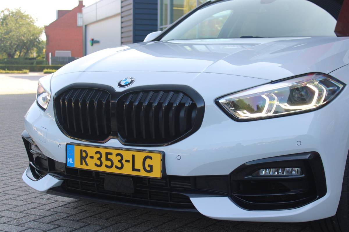 BMW 1 Serie BMW 1-serie 116i AUTOMAAT HIGH EXECUTIVE | DRAADLOZE APPLE CARPLAY/ANDROID AUTO | NAVIGATIE | PARKEERSENSOREN VOOR + ACHTER | SHADOW LINE | STOEL VERWARMING | CRUISE CONTROL | DAB+ RADIO | 17″ LICHTMETALEN VELGEN | DRAADLOZE TELEFOONLADER |