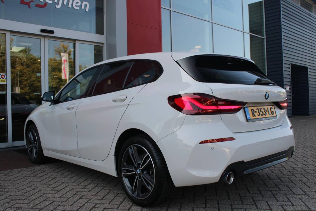 BMW 1 Serie BMW 1-serie 116i AUTOMAAT HIGH EXECUTIVE | DRAADLOZE APPLE CARPLAY/ANDROID AUTO | NAVIGATIE | PARKEERSENSOREN VOOR + ACHTER | SHADOW LINE | STOEL VERWARMING | CRUISE CONTROL | DAB+ RADIO | 17″ LICHTMETALEN VELGEN | DRAADLOZE TELEFOONLADER |