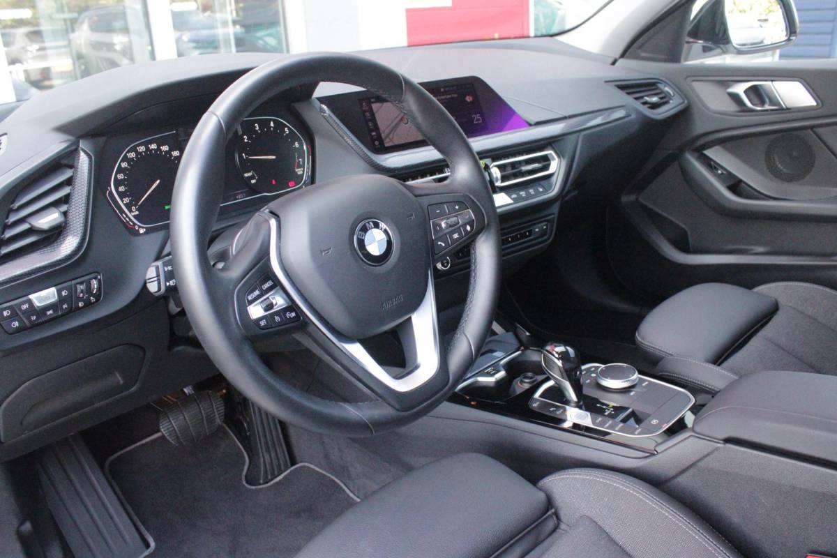 BMW 1 Serie BMW 1-serie 116i AUTOMAAT HIGH EXECUTIVE | DRAADLOZE APPLE CARPLAY/ANDROID AUTO | NAVIGATIE | PARKEERSENSOREN VOOR + ACHTER | SHADOW LINE | STOEL VERWARMING | CRUISE CONTROL | DAB+ RADIO | 17″ LICHTMETALEN VELGEN | DRAADLOZE TELEFOONLADER |