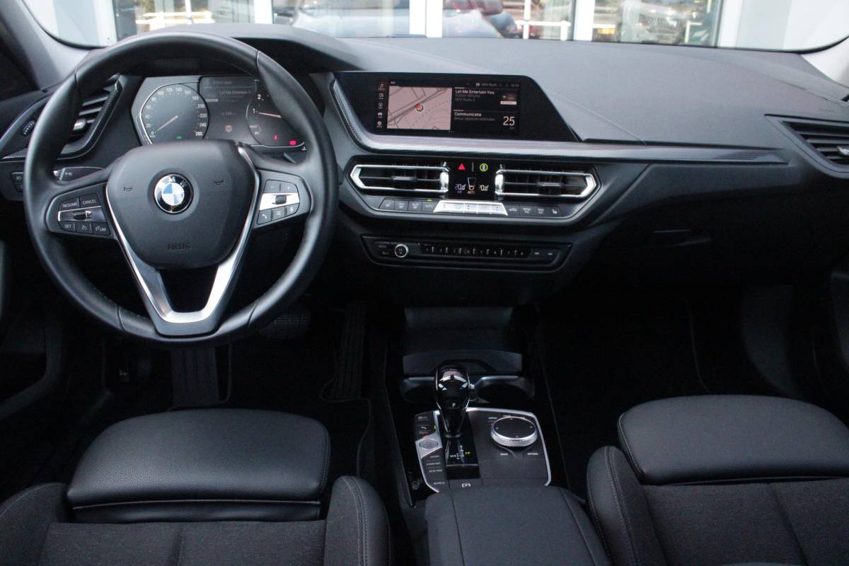 BMW 1 Serie BMW 1-serie 116i AUTOMAAT HIGH EXECUTIVE | DRAADLOZE APPLE CARPLAY/ANDROID AUTO | NAVIGATIE | PARKEERSENSOREN VOOR + ACHTER | SHADOW LINE | STOEL VERWARMING | CRUISE CONTROL | DAB+ RADIO | 17″ LICHTMETALEN VELGEN | DRAADLOZE TELEFOONLADER |