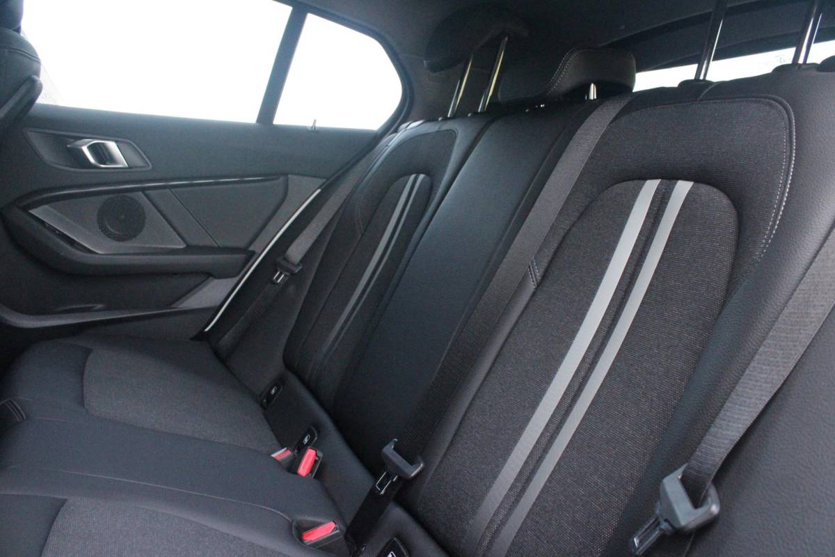 BMW 1 Serie BMW 1-serie 116i AUTOMAAT HIGH EXECUTIVE | DRAADLOZE APPLE CARPLAY/ANDROID AUTO | NAVIGATIE | PARKEERSENSOREN VOOR + ACHTER | SHADOW LINE | STOEL VERWARMING | CRUISE CONTROL | DAB+ RADIO | 17″ LICHTMETALEN VELGEN | DRAADLOZE TELEFOONLADER |