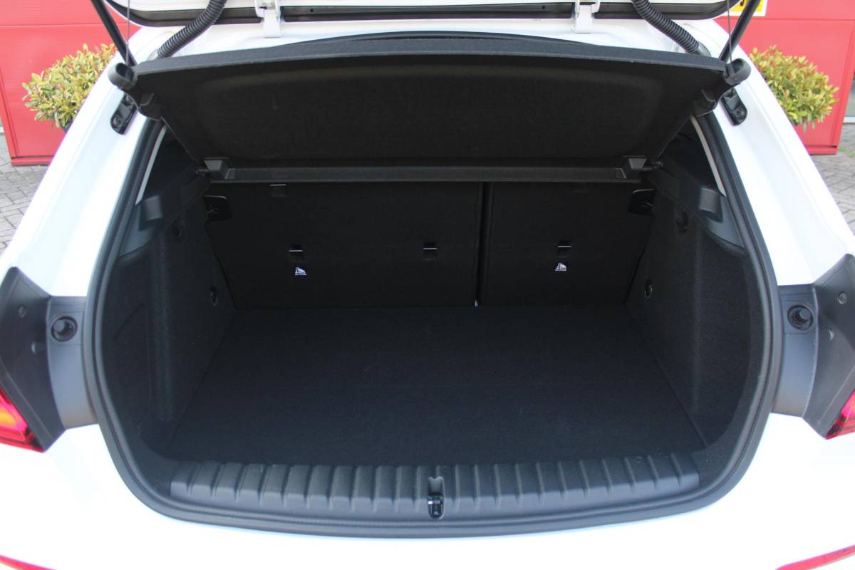 BMW 1 Serie BMW 1-serie 116i AUTOMAAT HIGH EXECUTIVE | DRAADLOZE APPLE CARPLAY/ANDROID AUTO | NAVIGATIE | PARKEERSENSOREN VOOR + ACHTER | SHADOW LINE | STOEL VERWARMING | CRUISE CONTROL | DAB+ RADIO | 17″ LICHTMETALEN VELGEN | DRAADLOZE TELEFOONLADER |