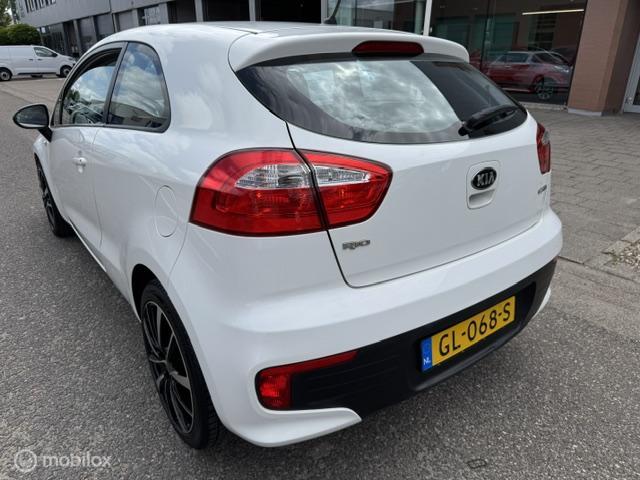 Kia Rio Kia Rio 1.2 CVVT DynamicLine 3 Deurs ,  Sport Velgen met brede banden , Bluetooth Parrot carkit , Airco , Electr.  ramen , Centrale deur vergrendeling met afstandsbediening ,  Cruise controle