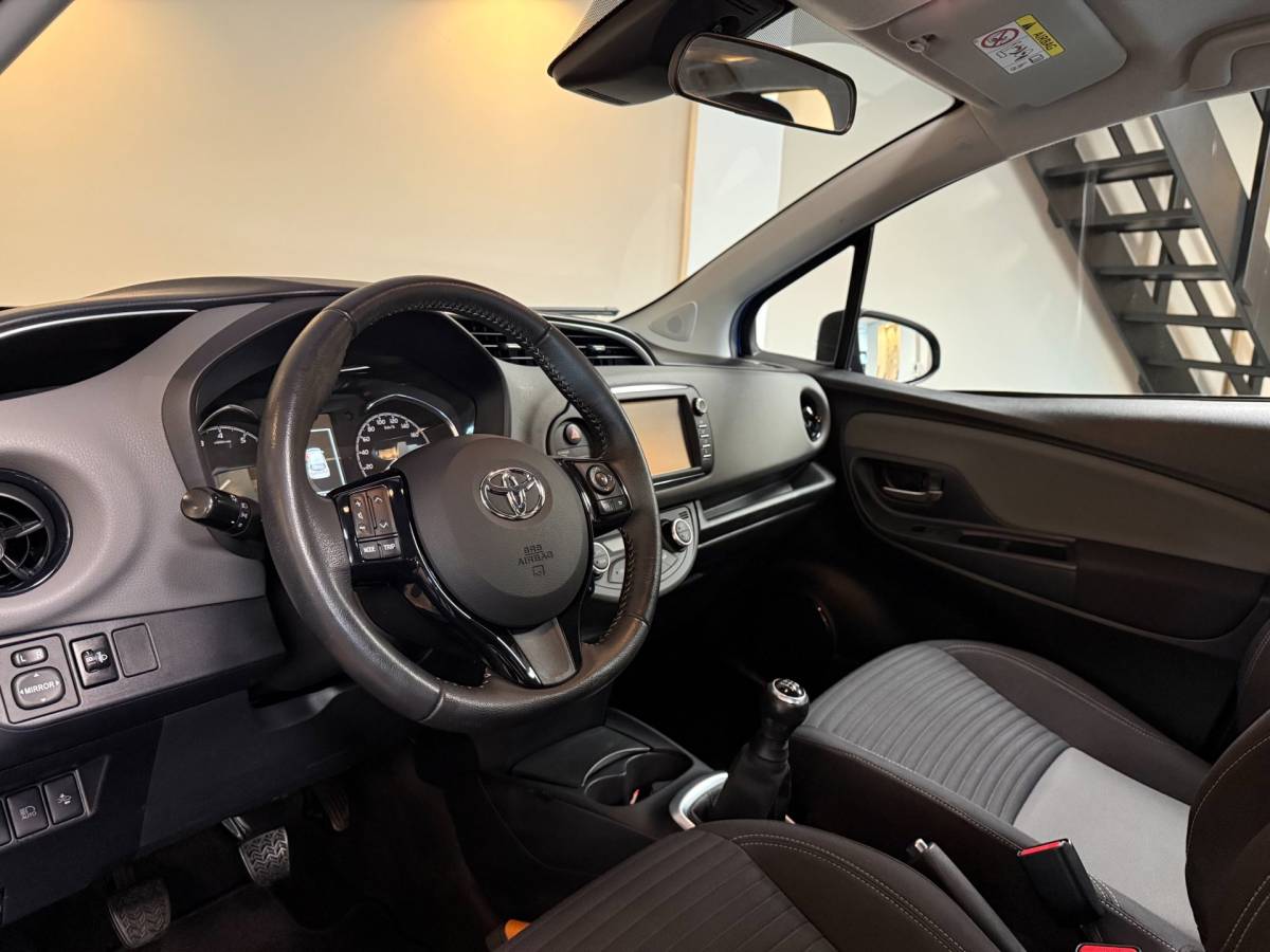 Toyota Yaris Toyota Yaris 1.0 VVT-i Aspiration *2de Eigenaar* Camera|Cruise|BT|Climate|Lane-Assist|All-seasons|NAP