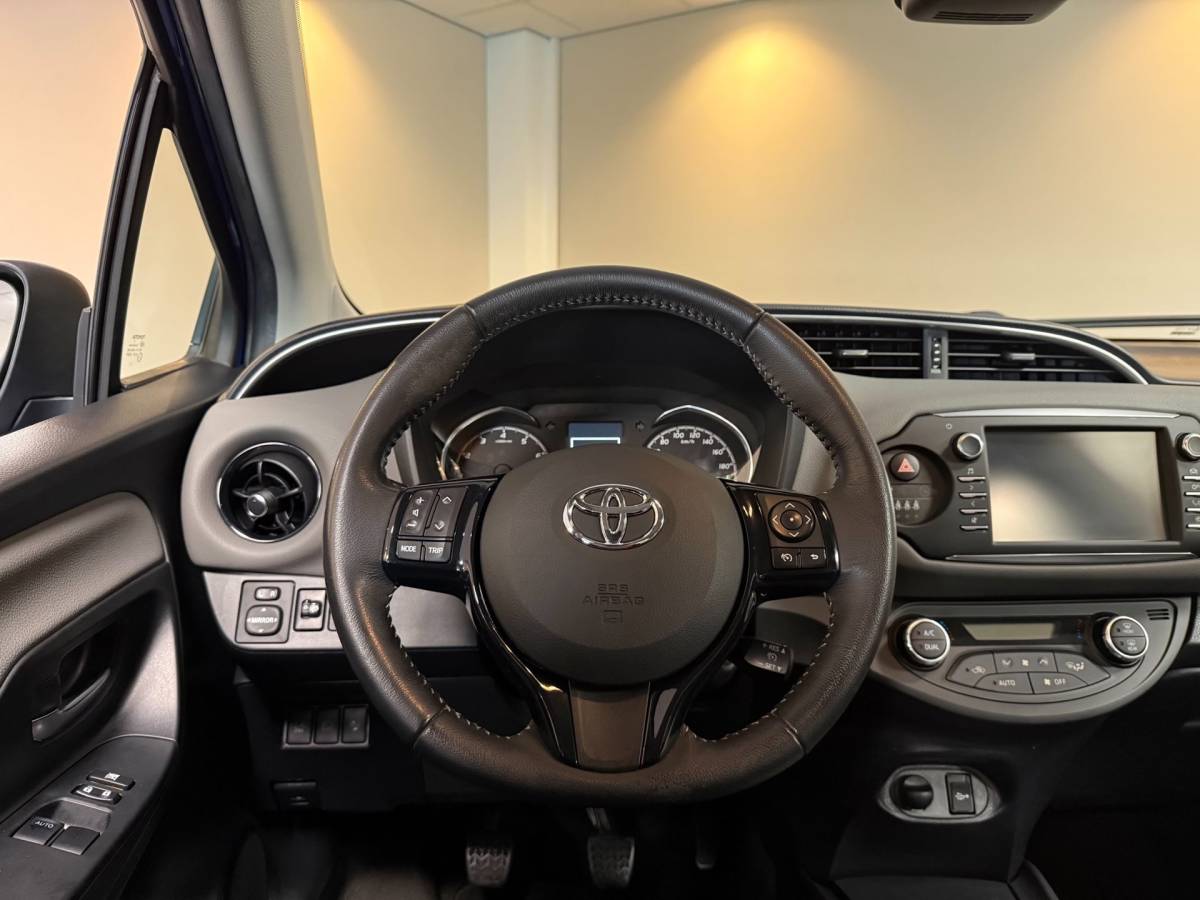 Toyota Yaris Toyota Yaris 1.0 VVT-i Aspiration *2de Eigenaar* Camera|Cruise|BT|Climate|Lane-Assist|All-seasons|NAP