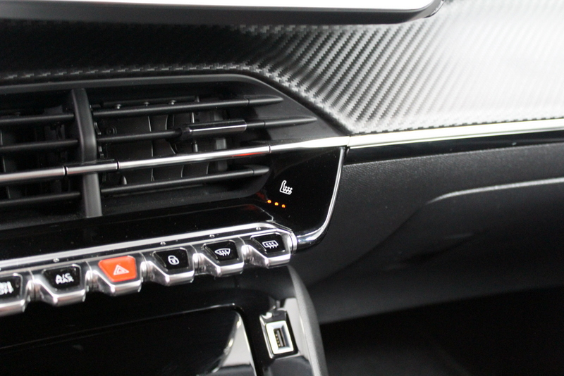 Peugeot 208 Peugeot 208 1.2 PureTech Allure 101PK, RIJKLAAR | DEELS LEER | CARPLAY | CLIMATE CONTROLE | CRUISE CONTROLE | PARKEERSENSOREN