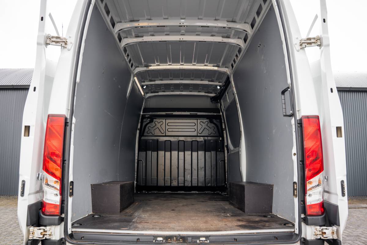 Iveco Daily Iveco Daily 35S18 175 PK 3.0 Liter! | Automaat | 3.500 KG trekgewicht | Camera | Cruise | Airco | Trekhaak | 3-Zits