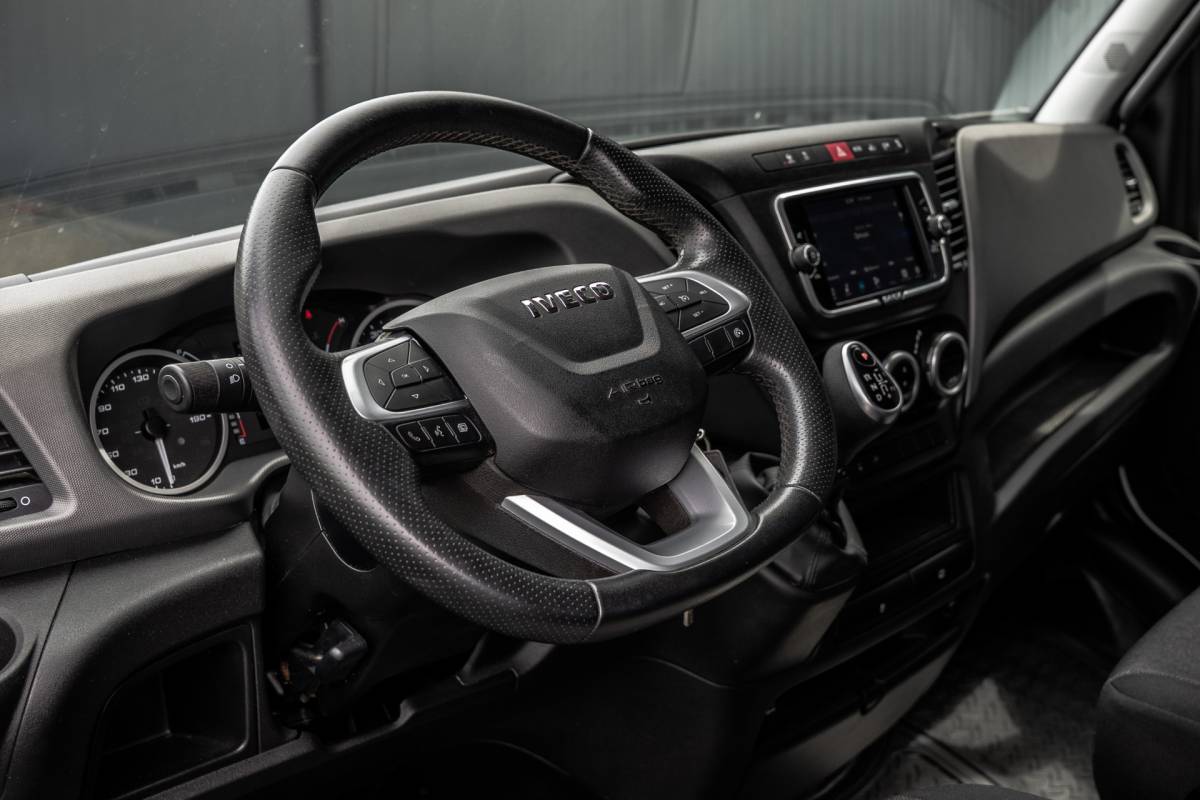 Iveco Daily Iveco Daily 35S18 175 PK 3.0 Liter! | Automaat | 3.500 KG trekgewicht | Camera | Cruise | Airco | Trekhaak | 3-Zits