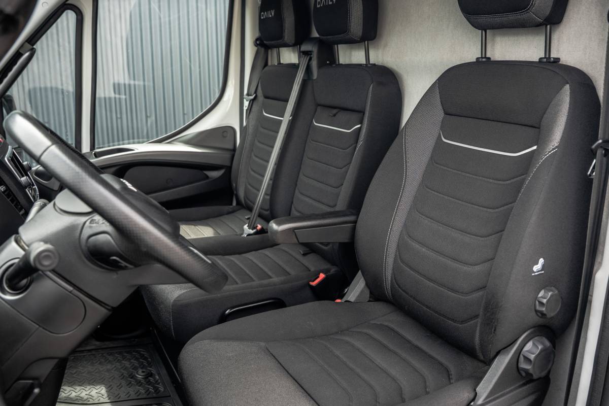 Iveco Daily Iveco Daily 35S18 175 PK 3.0 Liter! | Automaat | 3.500 KG trekgewicht | Camera | Cruise | Airco | Trekhaak | 3-Zits