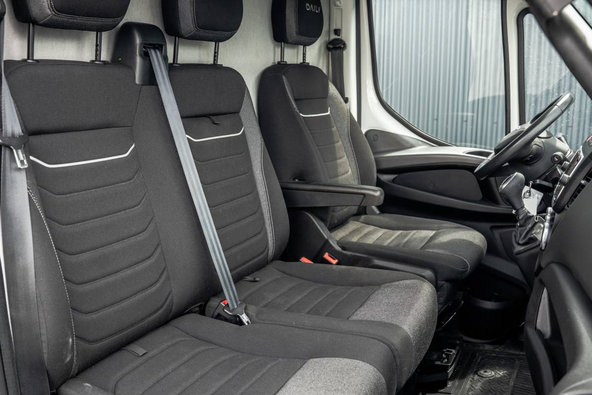Iveco Daily Iveco Daily 35S18 175 PK 3.0 Liter! | Automaat | 3.500 KG trekgewicht | Camera | Cruise | Airco | Trekhaak | 3-Zits