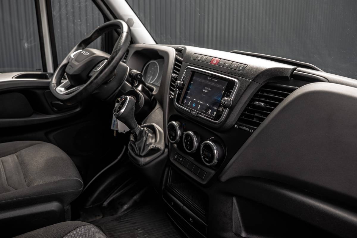 Iveco Daily Iveco Daily 35S18 175 PK 3.0 Liter! | Automaat | 3.500 KG trekgewicht | Camera | Cruise | Airco | Trekhaak | 3-Zits